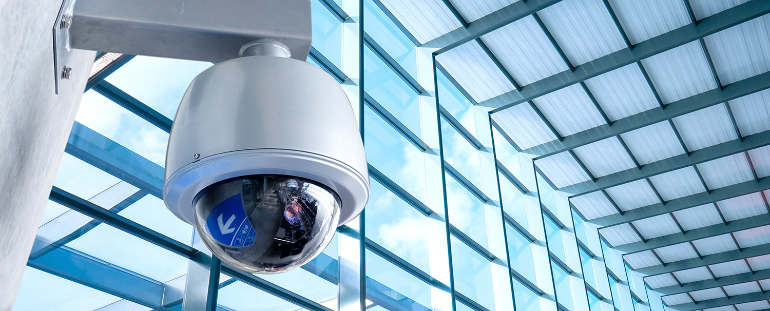 Caméra de vidéosurveillance installée dans un commerce